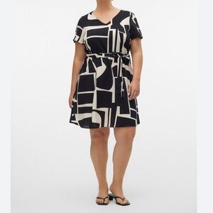 Vero Moda Curve Bohemian Shift Dress Black and White Geometric Short Sleeves